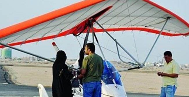 المرأة السعودية تقود الطائرة الشراعية