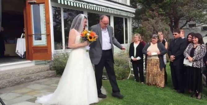 اب مقعد يمشي في زفاف ابنته