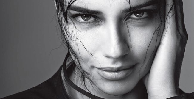 أدريانا ليما: الوجه الإعلاني لعطر Decadence من Marc Jacobs 