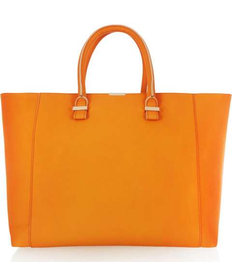 تالقي بحقيبة فيكتوريا بيكهام الكبيرة لاطلالة حيوية