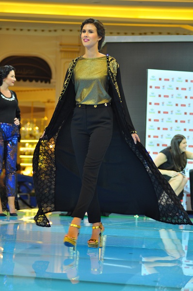 صور من عرض أزياء the Fashion Catwalk في دبي مول
