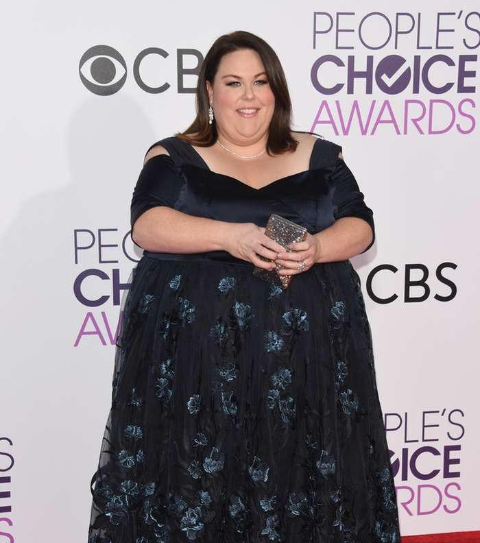 chrissy Metz بفستان مطبع من Eloqui في حفل People's choice awards 2017