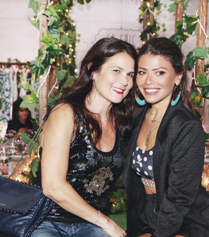 المدونة عنود بصحبة صديقتها ساندرة حكيم