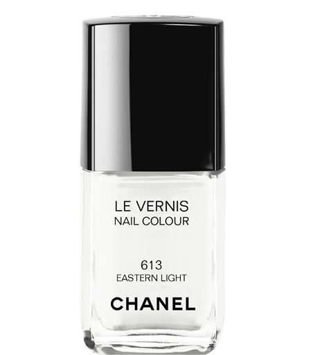 طلاء الأظافر الأبيض من Chanel من المستحضرات المفضلة لنيلو بألوان العلم السعودي
