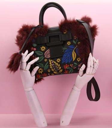 الحذاء والحقيبة المطبعتان والمزينتان بالفرو من Roger Vivier لشتاء 2018
