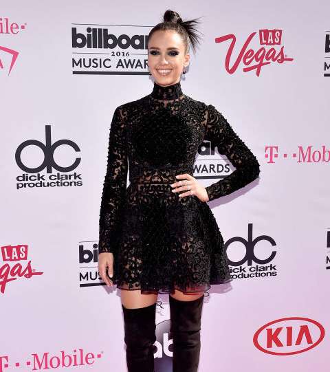 جيسيكا البا باطلالة بفستان من الدانتيل في حفل Billboard Music Awards
