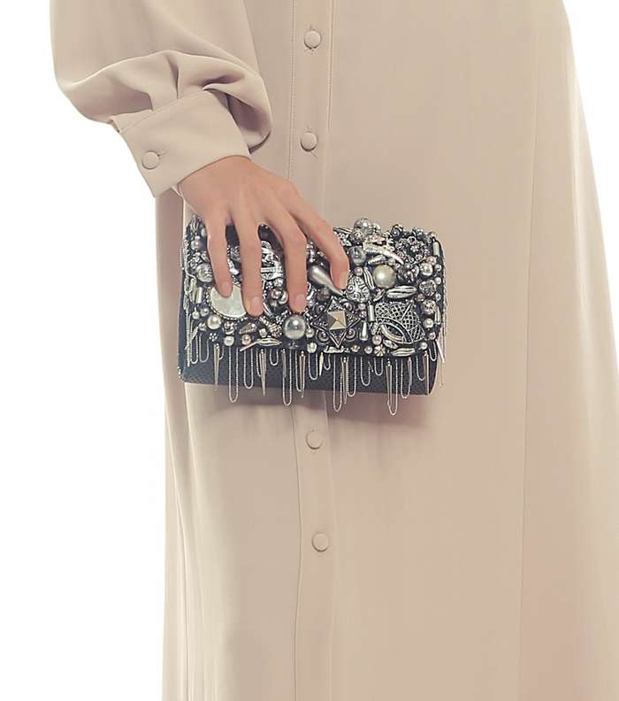 لإطلالة قويّة ومميّزة، اختاري لعباءتك كلاتش Sarah's bag