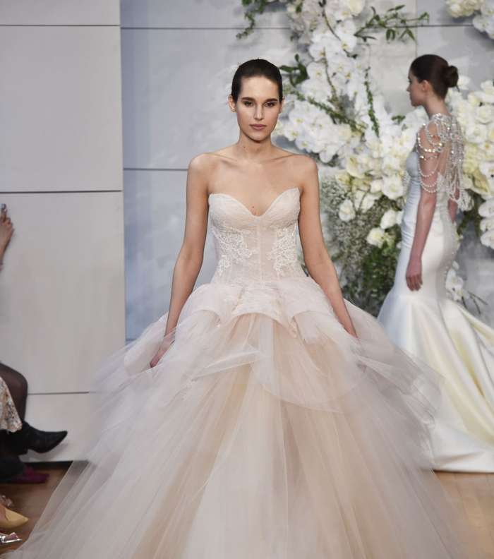 عروس Monique Lhuillier هي دوماً أميرة