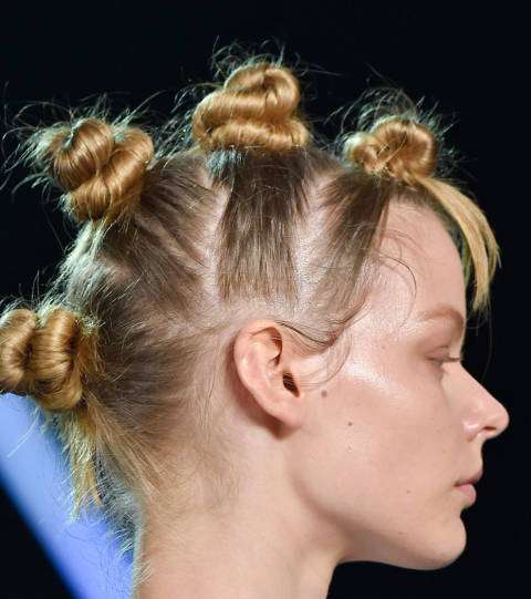 الغرابة في تسريحات الشعر ترافق عرض Marc By Marc Jacobs