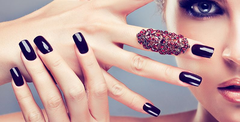 صور خطوات مفصلة لطلاء أظافر من دون تلطّخ في البيت