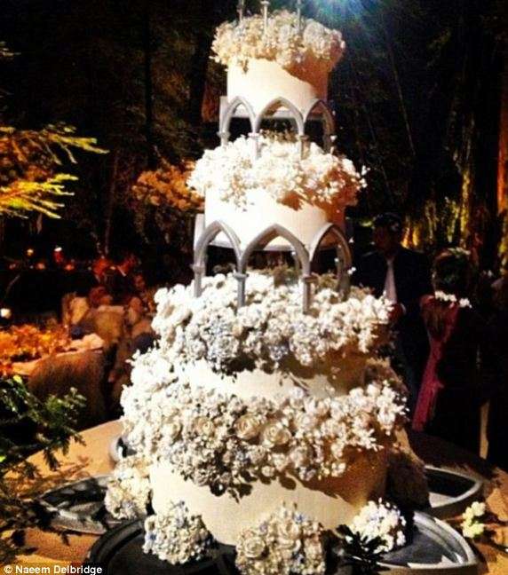 كعكة زفاف فخمة لحفل زفاف رئيس فيسبوك