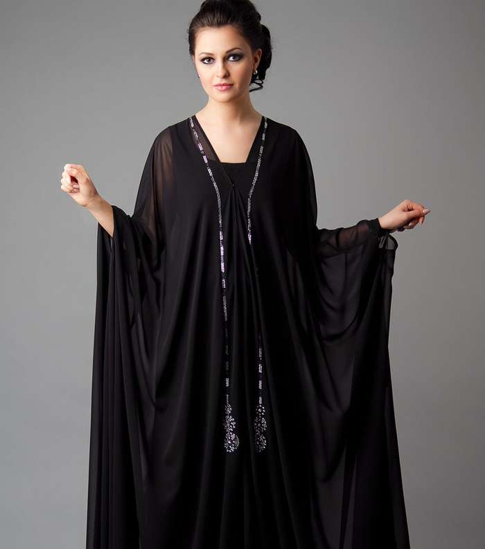 تألقي بالعبايات السوداء الكلاسيكية