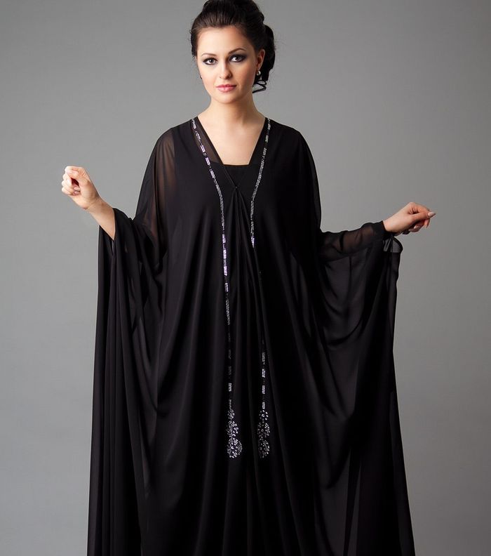 تألقي بالعبايات السوداء الكلاسيكية