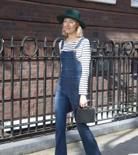 من طرق تنسيق القميص المقلم ان ترتديه تحت اوفرول الجينز