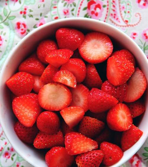 الفراولة: دواء الجفاف المحيط بالعينين