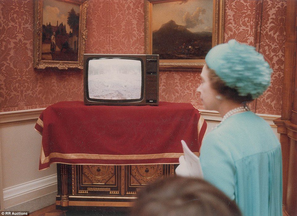 الملكة اليزابيت تتابع الحدث عبر التلفاز