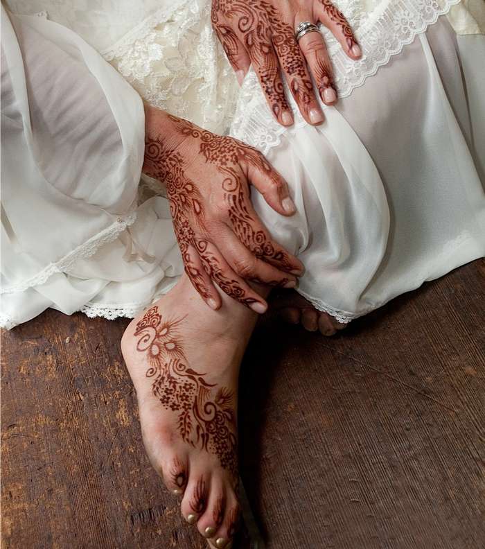 إعتمدي النقوش على يديك ورجليك