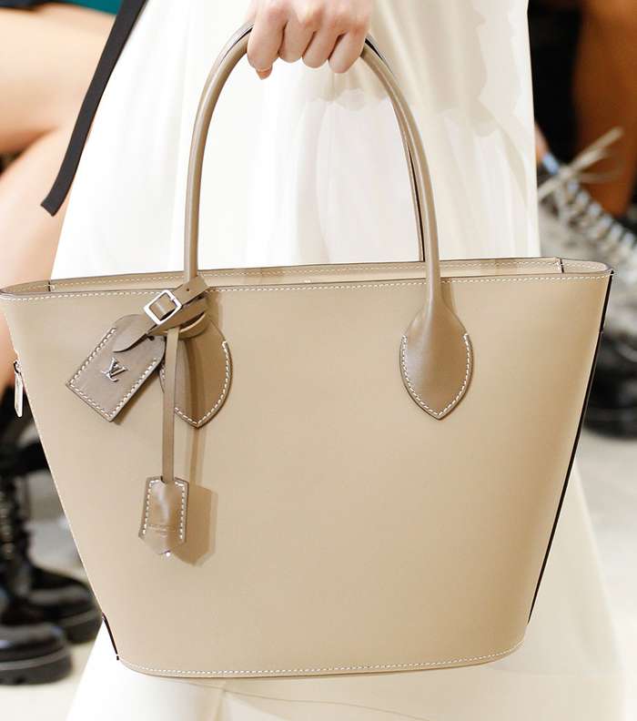 حقيبة لويس فويتون الكبيرة Tote باسلوب حقيبة Neverfull لصيف 2017