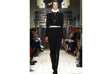 تعرفي على ازياء علامة Valentino الانيقة لشتاء 2017 من اسبوع الهوت كوتور الباريسي