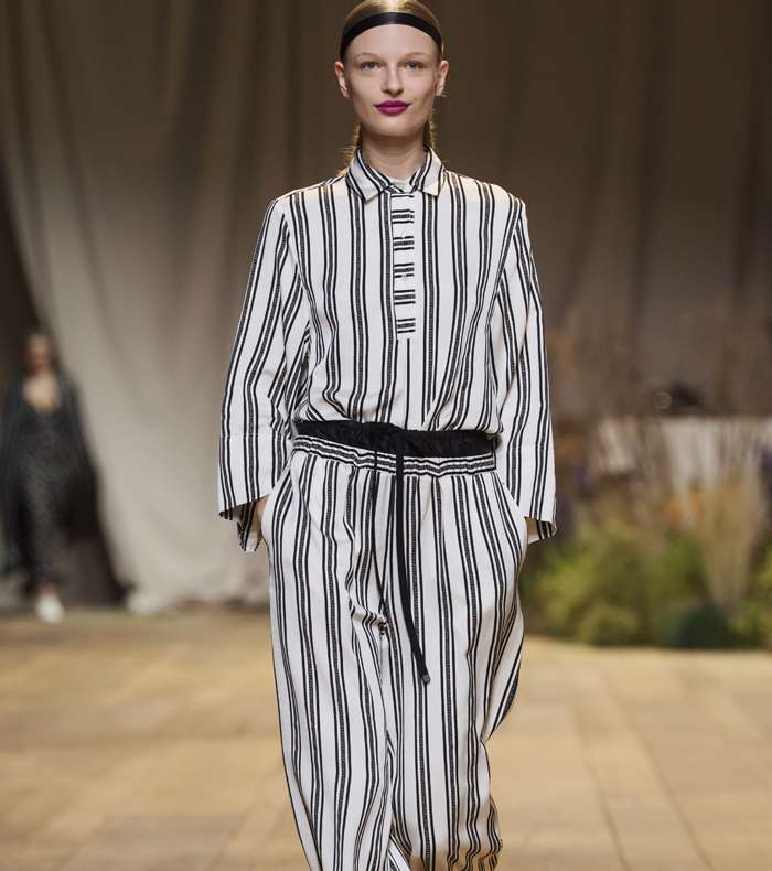 الجامبسوت المقلم بالسروال الواسع مع القميص الفضفاض من H&M Studio لصيف 2017