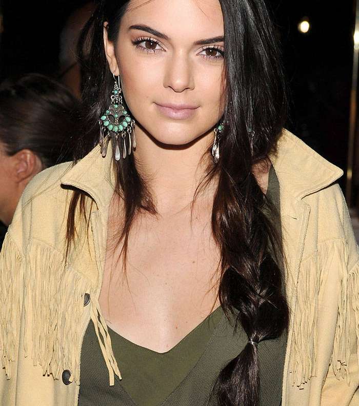 تسريحة Kendall Jenner العفوية مع الفرق النصفي