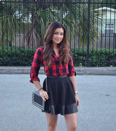 لإطلالة مليئة بالأنوثة، ارتدي الـ Plaid Shirt مع تنورة قصيرة