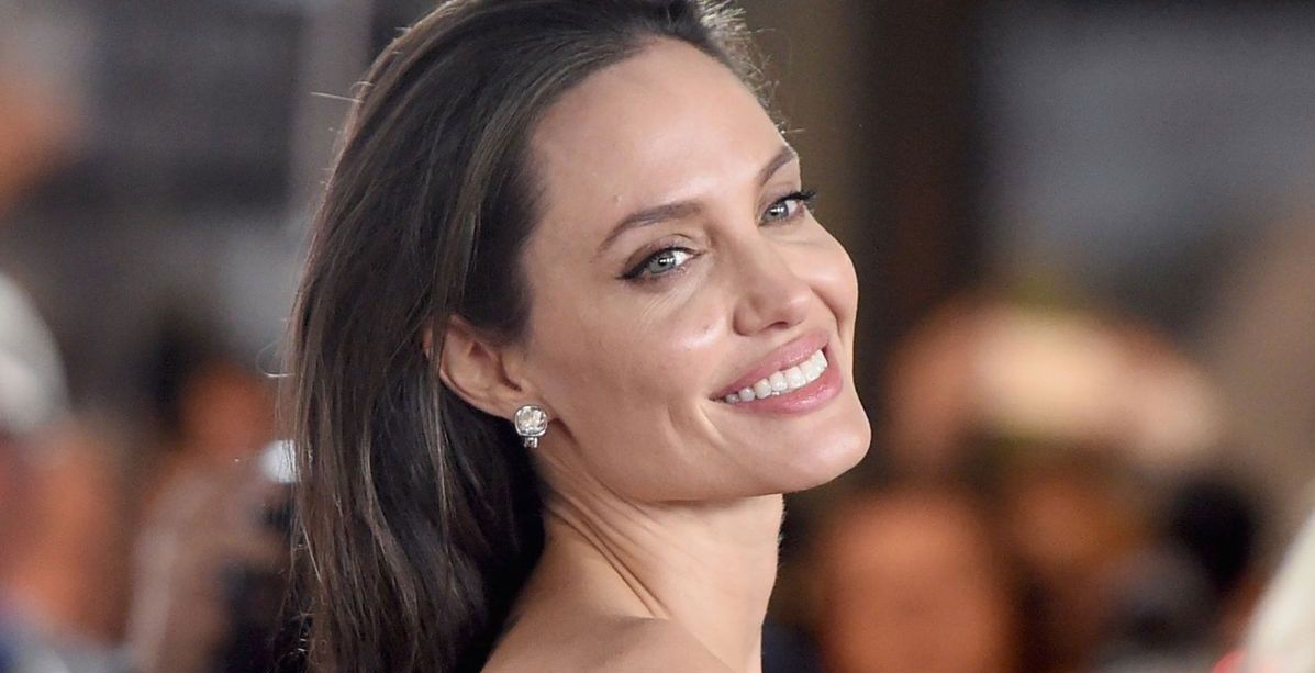 أنجلينا جولي تطل من الاردن في مهمة انسانية: شاهدي جمالها من دون مكياج!