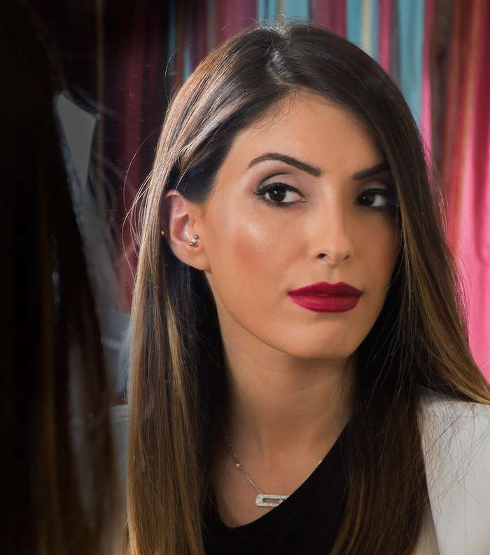 تالا سمّان في إطلالة العمل من Urban Decay