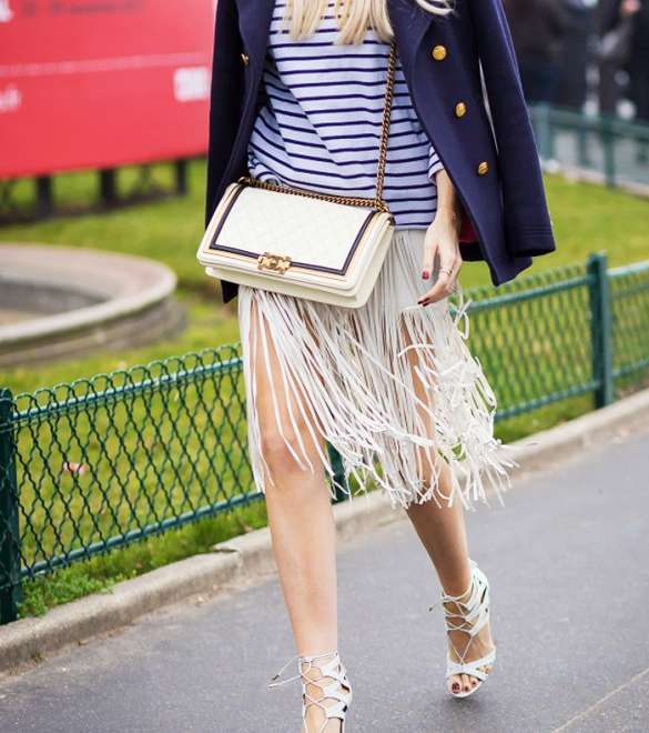 من القطع التي تناسب موسم الربيع، التوب المقلمة مع البلايزر