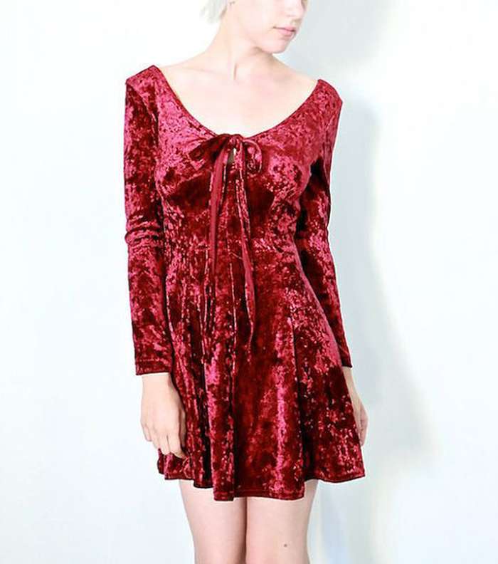 تصفحي موديلات مخمل كم طويل باللون الاحمر