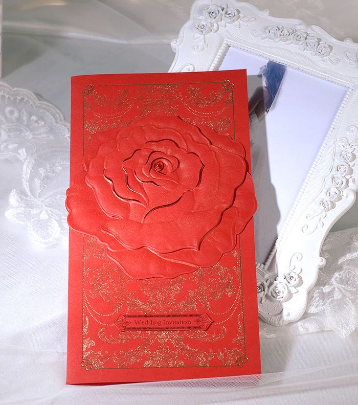 البطاقة الحمراء مع الوردة