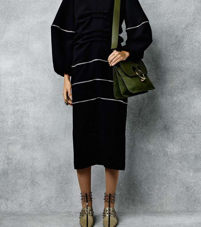 موضة الفستان الرياضي بالقصة الواسعة من JW Anderson