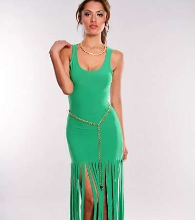 فستان طويل مميّز باللّون الأخضر العشبي