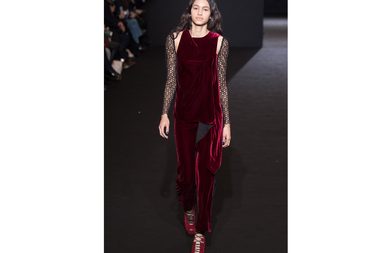 اكتشفي تصاميم Roland mouret لشتاء 2017