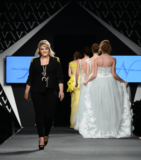 ندوى تحيي الحضور بعد نهاية العرض