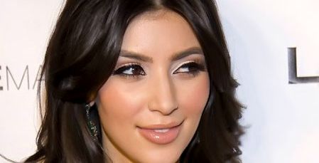 زوج كيم كارداشيان السابق عنفها