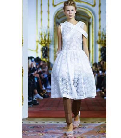 مجموعة ازياء Simone Rocha لصيف 2016 من اسبوع الموضة اللندني