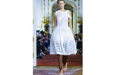 مجموعة ازياء Simone Rocha لصيف 2016 من اسبوع الموضة اللندني