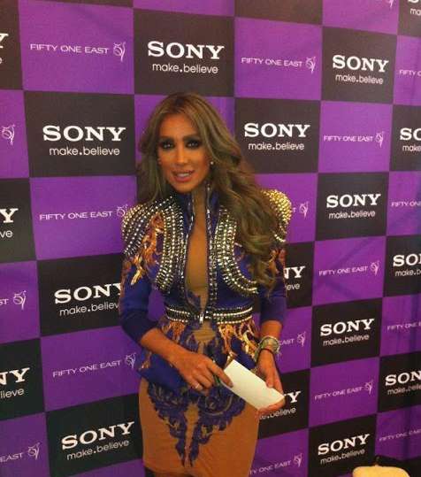 جمعت مايا بين موضة المسامير الجريئة وتصاميم الفساتين الأنيقة الناعمة.