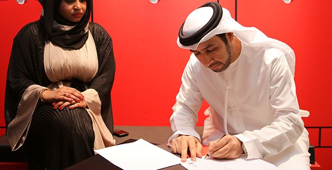 التوقيع على إتفاق ودّي بين كارولينا هيريرا ومؤسسة خليفة بن زايد آل نهيان للأعمال