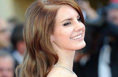 Versace تختار لانا ديل راي