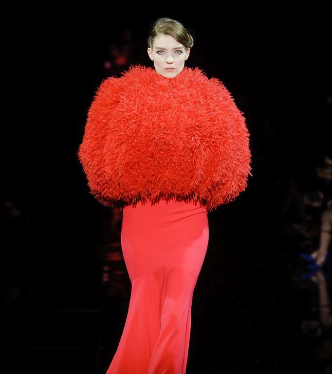 من فساتين الهوت كوتور المتوقّع رؤيتها على السجادة الحمراء، فستان جورجيو أرماني هذا