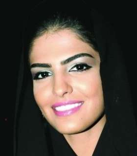 أحمر الشفاه الفوشيا والحواجب المححدة تليق بالحجاب