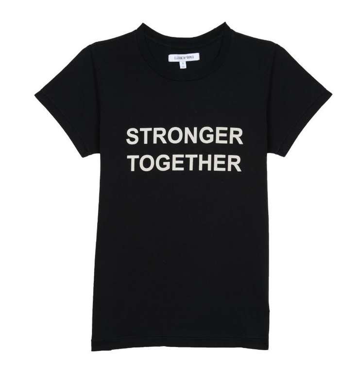 T Shirt من Elizabeth and james مطبعة بشعار Stronger together