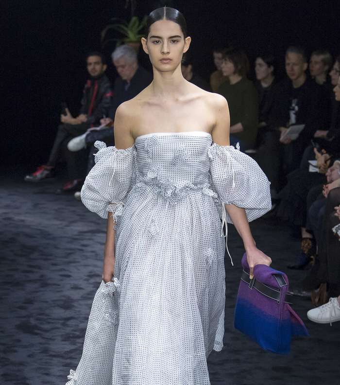 الفستان المنقط بقصة الاكمام المنسدلة Off Shoulders من لويفي لشتاء 2018