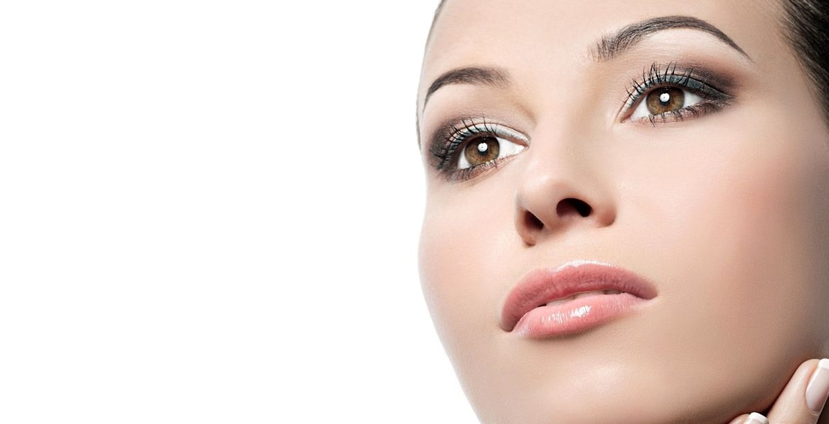 حيل تجميل مفيدة تسهل حياة المرأة العاملة