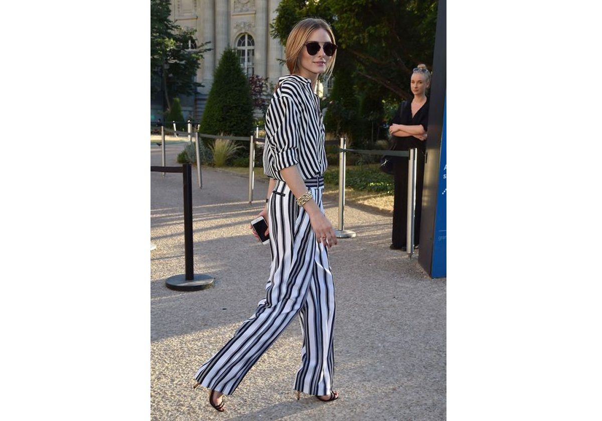 السروال المقلم الواسع مع القميص المقلم لاطلالة العمل هذا الصيف