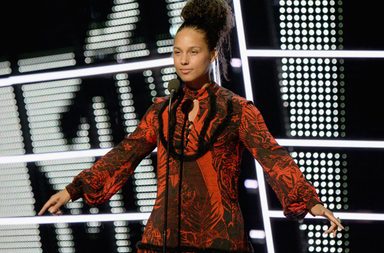 أليشيا كيز تفجّر مفاجأة جديدة في حفل الـ VMAs