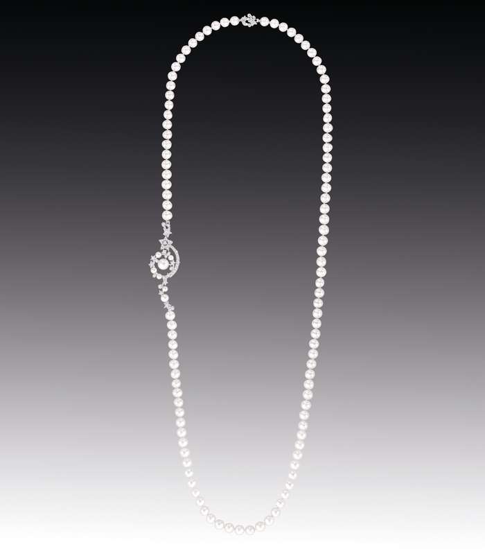 تألقي بعقد CHANEL من مجموعة Voie Lactee