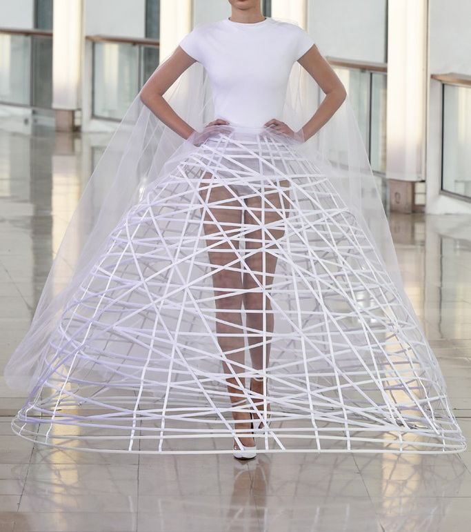 عروس ستيفان رولاند ترتدي المظلّة يوم زفافها!